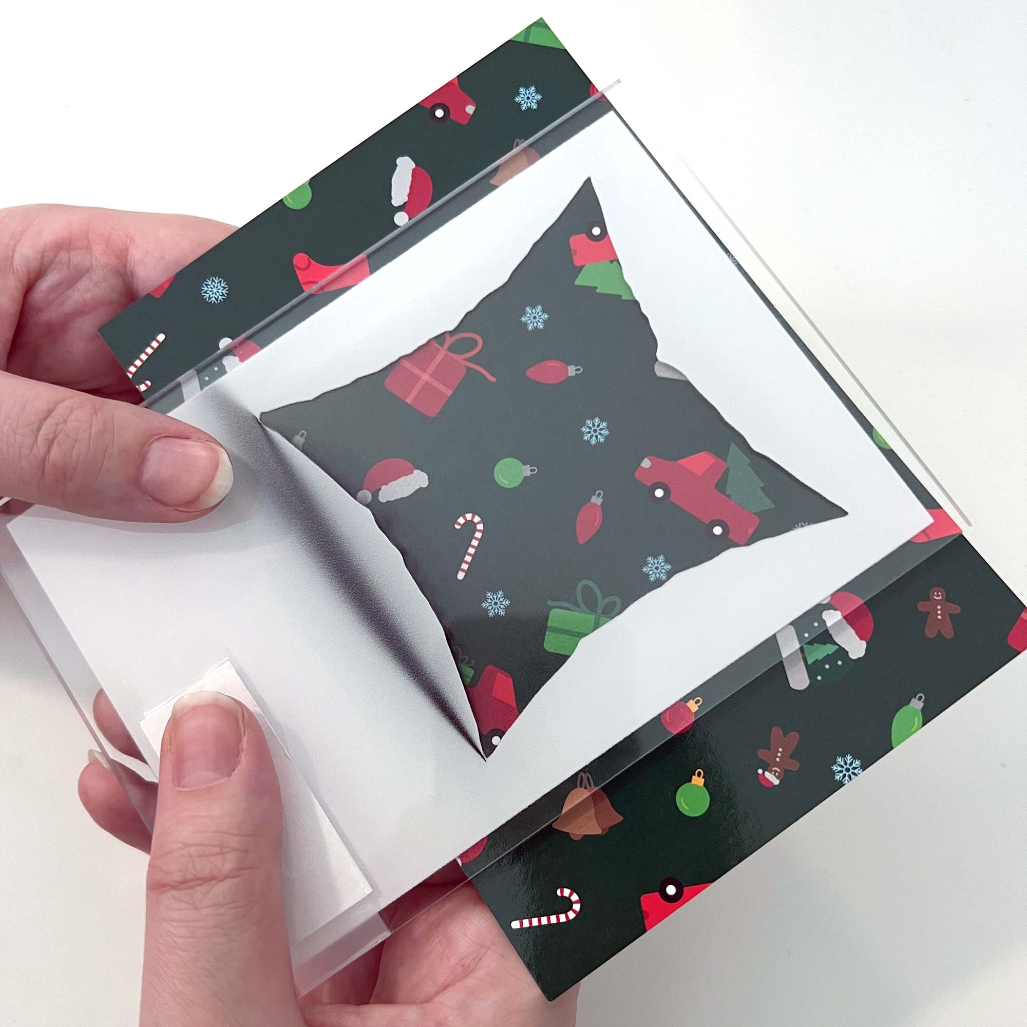Illustratief kerstpatroon op wenskaart en optische test voor een matching sierkussen.