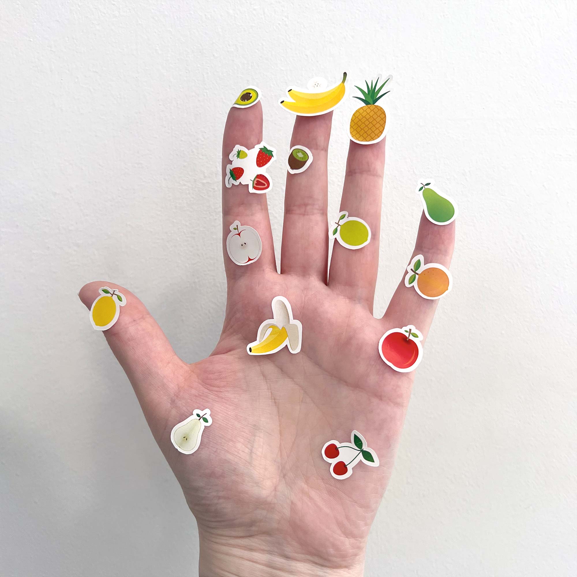 Speelse set stickers geplakt over de hele hand. Illustraties uit de Fruit-serie.